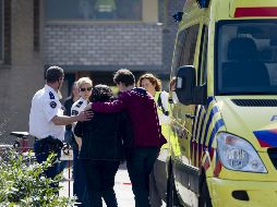 Los servicios de emergencia atienden a los famliares de las víctimas del tiroteo. EFE  /