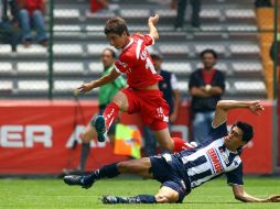Isaac Brizuela (I) de Toluca durante el encuentro ante los Rayados de Monterrey. MEXSPORT  /