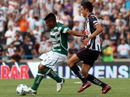 Jesus Zavala (der.) de Monterrey, intenta robar el balón a Daniel Ludueña, de Santos. MEXSPORT  /