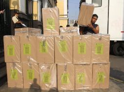 Un hombre carga material electoral, en Lima, Perú. EFE  /