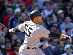 El receptor de los Yanquis, Russell Martin, observa su jonrón productor de tres carreras. REUTERS  /