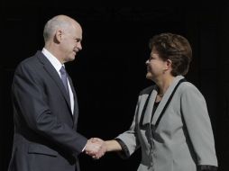 La presidenta de Brasil, Dilma Rousseff saluda a Yorgos Papandréu, primer ministro de Grecia, en Atenas. AP  /