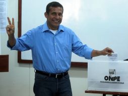 El candidato presidencial Ollanta Humala Tasso, del movimiento Gana Perú, emitiendo su voto en la urnas. NTX  /