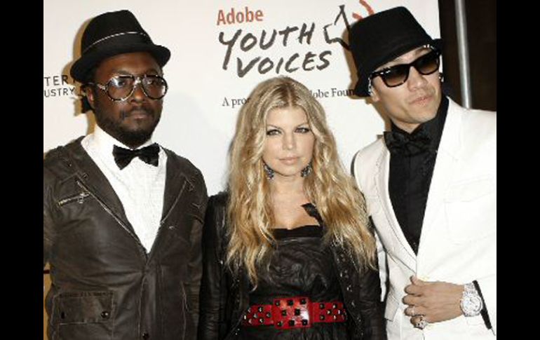 El perfume, creado por la vocalista de Black Eyed Peas, contiene una mezcla de moras y flores de la pasión. AP  /