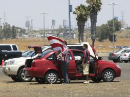 Seguidores de las Chivas a su llegada al estadio. E. BARRERA  /