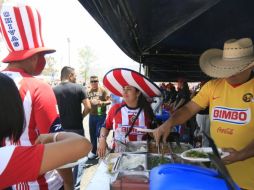 A diferencia del Estadio Jalisco, en las afueras del Omnilife se empieza a sentir el ambiente. EL INFORMADOR ELIZABETH BARRERA  /