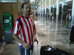 Javier Cuevas regresó de Las Vegas para vivir el Clásico Nacional. FABIAN RAMÍREZ  /