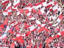 Los seguidores de Chivas no pararon de cantar y agitar las banderas rojiblancas. E. PACHECO  /