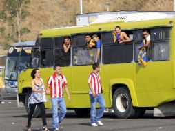 Aficionados de las Águilas gritan a seguidores de las Chivas, en el estacionamiento del Omnilife. E. BARRERA  /