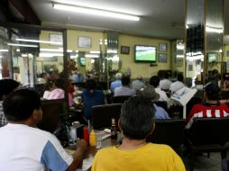 Bares, restaurantes y cafés estuvieron repletos durante el Clásico Nacional. M. FREYRÍA  /