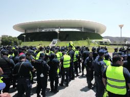 Elementos policiacos se reúnen a las afueras del Omnilife. E. BARRERA  /