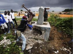 Soldados leales a Alassane Ouattara destruyen un monumento que creían maldecido por los seguidores de Gbagbo. REUTERS  /