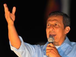 Ollanta Humala sigue al  frente del recuento oficial en la elección presidencial peruana con el 28,8%. AFP  /