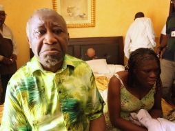 El presidente saliente Laurent Gbagbo es resguardado, junto con su esposa, en una habitación de hotel. REUTERS  /