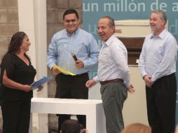 En la primera parte de su estancia, Calderón entregó el refrigerador un millón del programa 'Cambia tu viejo por uno nuevo'. S NÚÑEZ  /