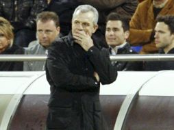 El director técnica mexicano, Javier Aguirre, observa el partido de Zaragoza ante Getafe. EFE  /