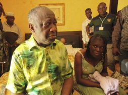 El presidente saliente de Costa de Marfil, Laurent Gbagbo (i), y su esposa Simone (d), tras su captura. EFE  /