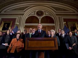 El líder de la mayoría demócrata en el Senado, el demócrata Harry Reid, atiende a los medios en el Capitolio. EFE  /