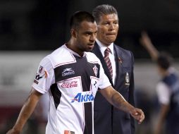 Édgar Pacheco es escoltado por el inspector autoridad, luego de ser expulsado en el partido contra Atlante. MEXSPORT  /