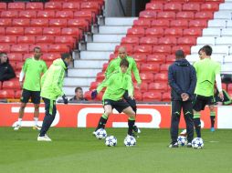 Fernando Torres (der), conduce la pelota, durante el entrenamiento del Chelsea en la cancha del Manchester United. AFP  /