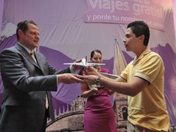 Óscar Aarón Calixto Valencia (derecha) fue uno de los 27 ganadores del concurso anual de Volaris. S.NÚÑEZ  /