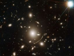 Muestra el cúmulo de galaxias Abell 383, en el centro de la imagen. EFE  /
