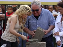 Shakira coloca la primera piedra para iniciar la construcción de una escuela en un barrio pobre en el balneario de Cartagena. AFP  /
