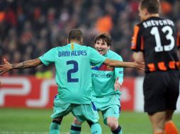 El futbolista argentino, Lionel Messi, celebra con su compañero, Dani Alves, tras marcar ante el Shakhtar. AFP  /