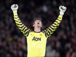 El actual portero del ManU, Van de Sar, celebra el triunfo de su equipo ante el Chelsea. EFE  /
