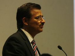 El rector del CUCEA, Tonatiuh Bravo Padilla, en el informe de actividades realizado hoy. M. FREYRÍA  /