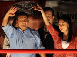 El candidato presidencial peruano Ollanta Humala (i) y su esposa Nadine (d) saludan a sus simpatizantes. EFE  /
