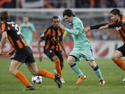 Messi, del Barcelona, trata de avanzar en medio de un “ejército” de defensas del equipo ucraniano. AP  /