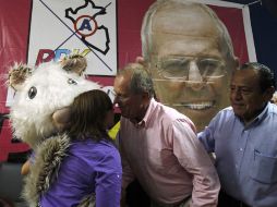 El candidato Pedro Pablo Kuczynski (centro) acepta su derrota en las elecciones peruanas. REUTERS  /