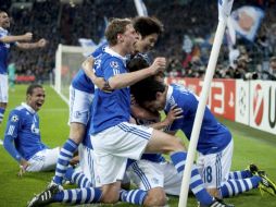 Los jugadores del Schalke celebran gol de Raúl ante el Inter de Milan. AP  /