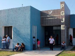 A las instalaciones de la PGJE de Tamaulipas siguen llegando personas en busca de familiares extraviados. REUTERS  /
