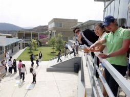 In-Kyung Kim y Lorena Ochoa observan a los niños del Centro Educativo La Barranca A. CAMACHO  /