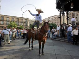 Caballo y jinete dando espectáculo en la Plaza de Armas. E. BARRERA  /