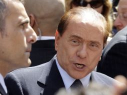 El premier italiano, Silvio Berlusconi, dice que consideró dimitir por su relación con el líder libio, Muamar Gadhafi. AP  /