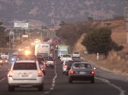 En las vacaciones las filas de automóviles abarrotan las principales rutas de salida de la ciudad. ARCHIVO  /