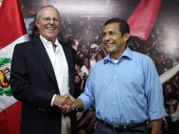 El candidato presidencial, Ollanta Humala (derecha), y el ex candidato Pedro Pablo Kuczynski se reúnen en Lima. EFE  /