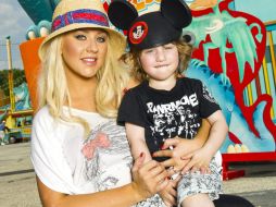 Aguilera posa con su hijo Max en el parque temático Animal Kingdom en Walt Disney World en Florida. EFE  /
