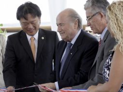 Joseph Blatter participa junto al presidente de la Federación de Futbol de Costa Rica, Eduardo Li. EFE  /