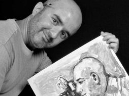 El artista Pablo Castaneda Álvarez muestra uno de sus trabajos.M.APARICIO  /