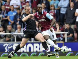 Richard Dunne del Aston Villa, compite por el balón con el jugador del West Carlton Cole durante el partido de la Premier League. AP  /