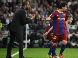 Joseph Guardiola da instrucciones a Messi durante el encuentro ante Real Madrid. AFP  /