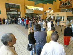 Filas de zapopanos para cumplir trámites en la Unidad Administrativa Las Águilas. EL INFORMADOR  /