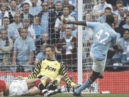 Toure Yayá vence al arquero Van der Sar, para anotar el único tanto del partido. REUTERS  /