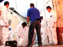 Peritos forenses trasladaron a cajas frigoríficas más cadáveres encontrados en la zona del poblado de San Fernando. EFE  /