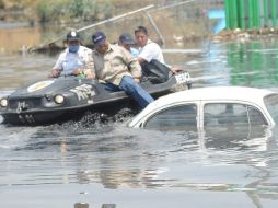 Se inundaron siete vehículos y se informó que sus dueños tendrán derecho a la reparación del daño. EFE  /