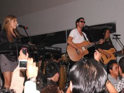 Los cantautores ofrecieron firma de autógrafos, previo a su actuación en el Metropólitan.NTX  /